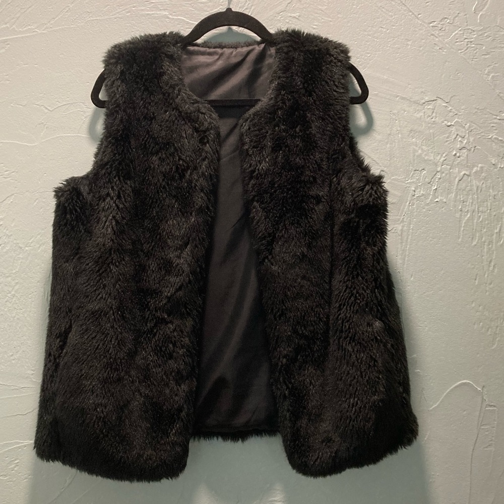 Aldo
Black fury vest
Large - Picture 1 of 5